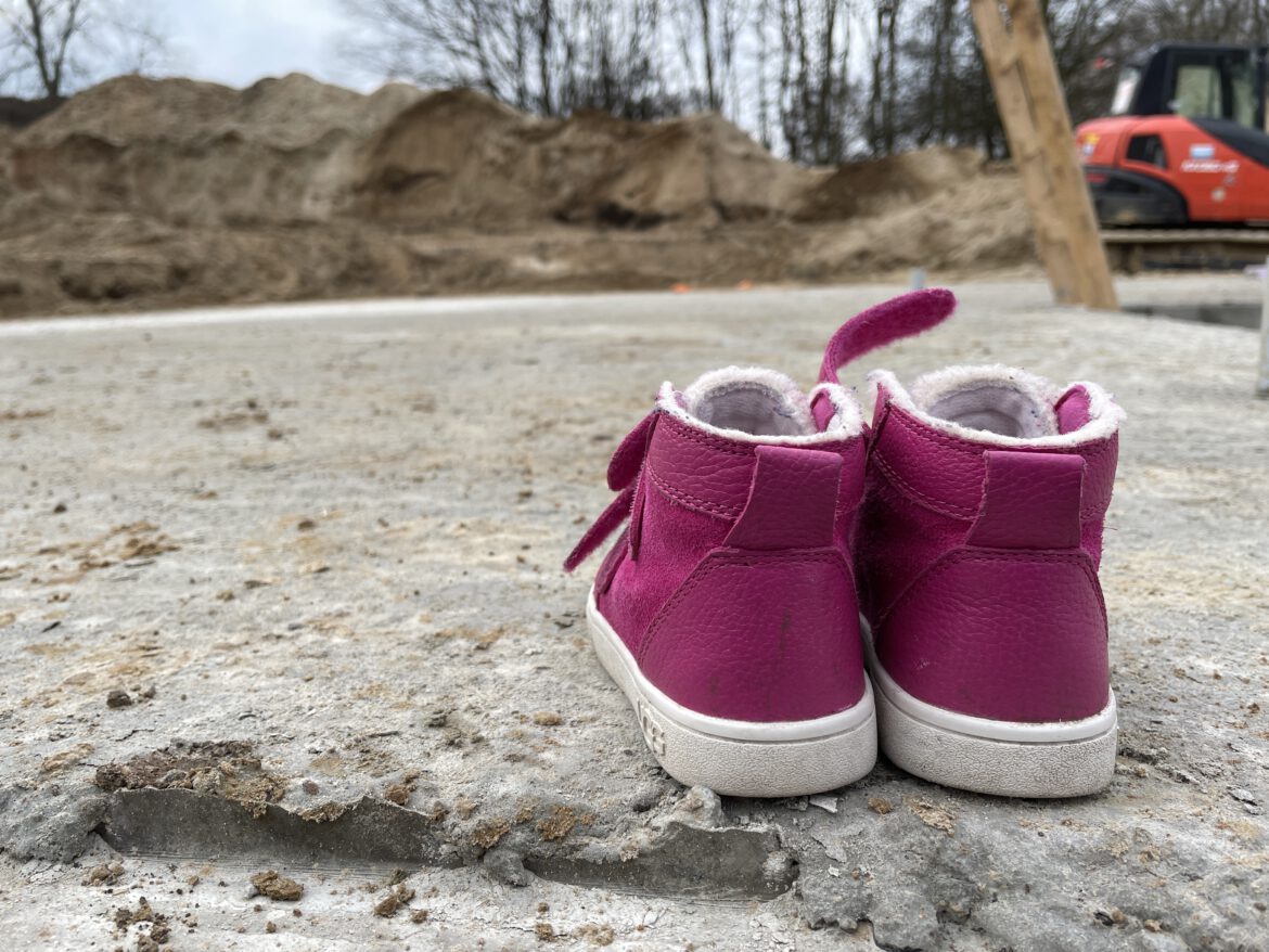 Bautagebuch #11: „Kellerfertig“ ist erreicht. Die Isolierung wird angebracht, es wird angefüllt